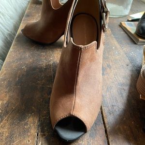 Suede caramel colored open toed Sandle